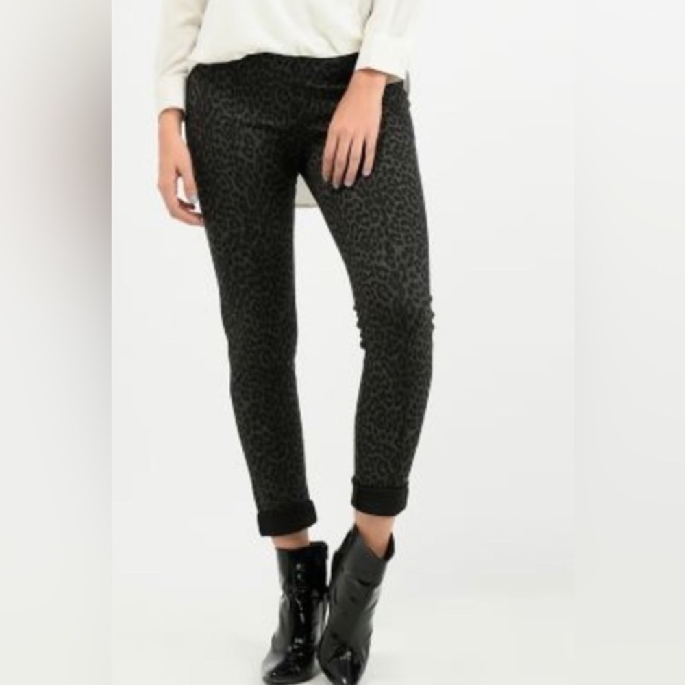 Tahari ankle length animal print pants size M